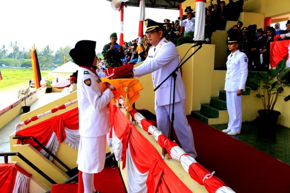 Penyerahan bendera merah putih oleh Walikota Payakumbuh