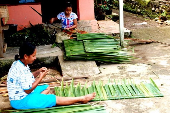 Ibu rumah tangga di Kampung Tangah sedang membuat atok rumbio