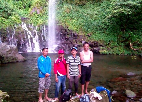 Camat Malalak (3 darsi kiri), berfoto di latar depan Burai-Burai Langkuik Tamiang. 