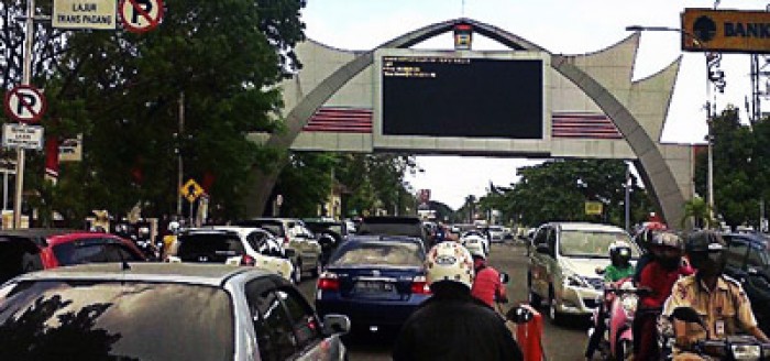 Salah satu kondisi lalu lintas di Jalan Sudirman Padang