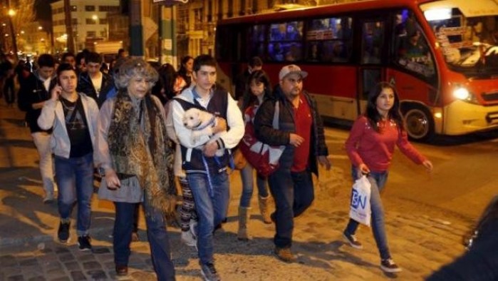 Penduduk Chile keluar rumah