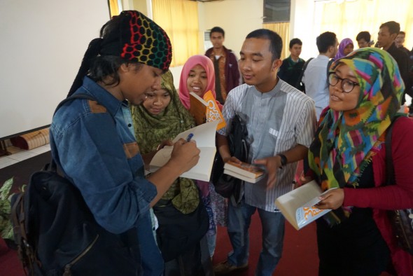 JS Khairen menandatangani buku “30 Paspor di Kelas Sang Profesor†(Foto Inyil)