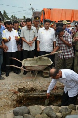 Bupati Ali Mukhni meletakkan batu pondasi Pasar Sungai Geringging.   