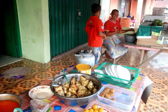 Katupek gulai paku spesial Rang Tiku. (msm)   