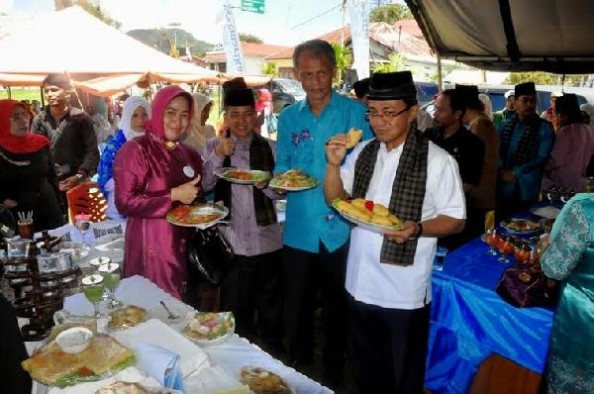 Bupati Agam makan ikan olahan