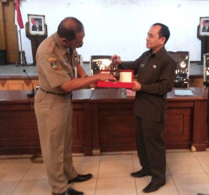 Sekda Jonpriadi (kanan) menerima cenderamata keris dari Kepala BKD Surakarta Hadi Prihatno
