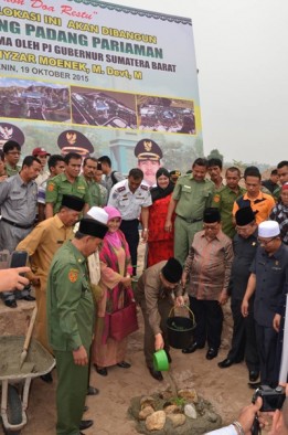 Bupati Ali Mukhni meletakan batu pertama Pembangunan Masjid Raya Padang Pariaman