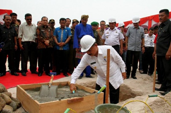 Bupati Ali Mukhni meletakkan batu pertama Hotel Convention dan Shoping Arcade