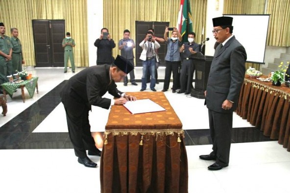 Sekda Jonpriadi menandatangi naskah penunjukan dirinya sebagai Plh Bupati Padang Pariaman