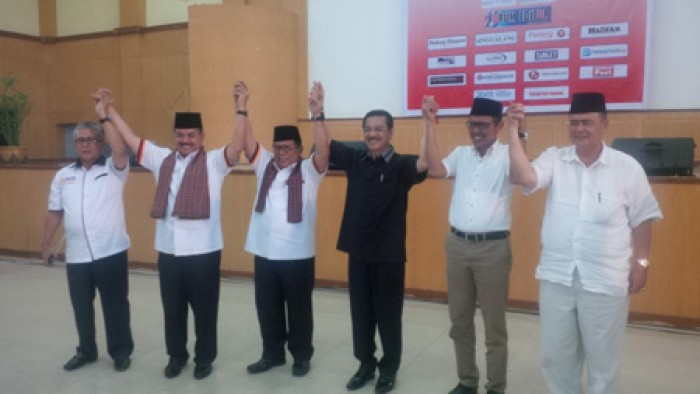 Kedua paslon foto bersama dengan Gamawan Fauzi