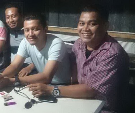 Osman berbaju warna coklat bersama sahabatnya