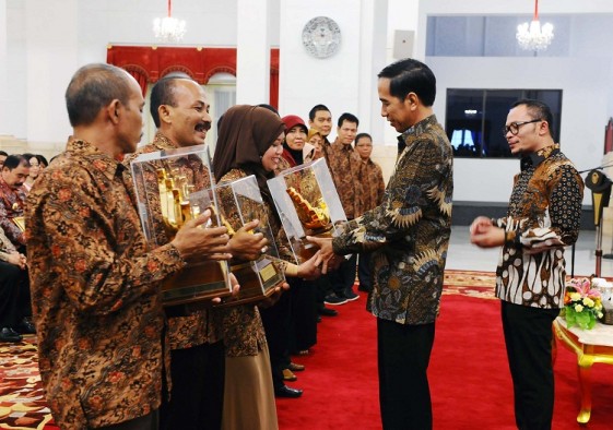 Presiden Joko Widodo menyerahkan penghargaan Paramakarya