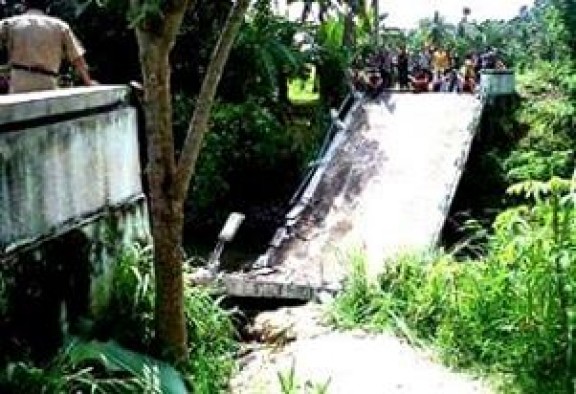  Kondisi Jembatan Campago, 19 Juni 2012, patah dua usai dilewati bolduser  
