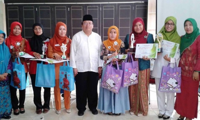 Kepala Dinkes Padang Pariaman, Aspinuddin (tengah)