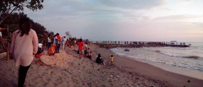 Suasana Pantai Lohong – Pariaman menjelang senja tadi