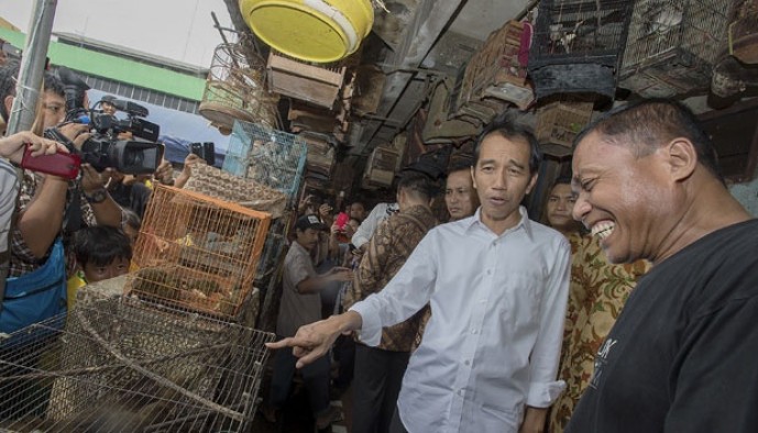Presiden Jokowi di Pasar Pramuka (foto Tempo)