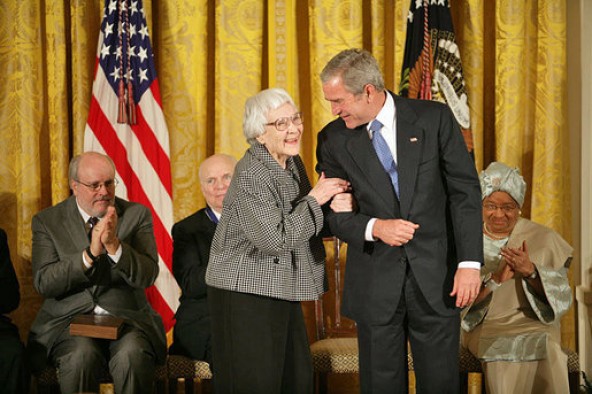Harper Lee bersama Presiden George W. Bush saat menerima Presidential Medal of Freedom