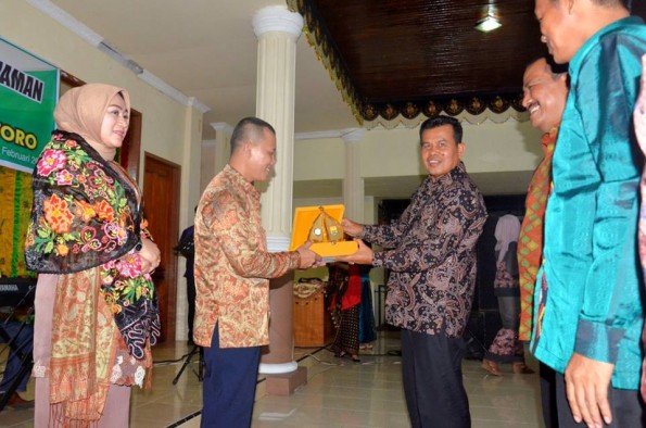 Walikota Mukhlis menyerahkan cinderamata kepada Letkol TNI Persada Alam