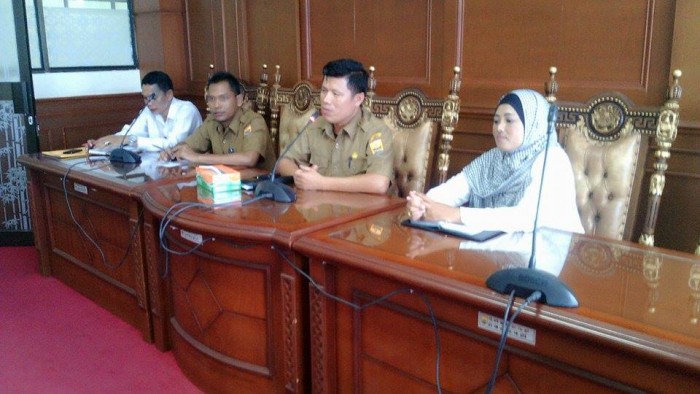 Ki-ka) Staf Bagian Humas Asrif Damrah, Elfadri, Yalviendri dan Indra Novita