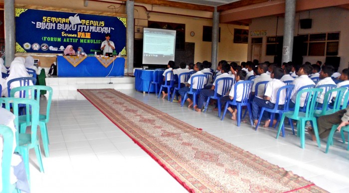 Sebanyak 200-an santri Pondok Pesantren Al-Ishlah, Jawa Timur, Sabtu (5/3), mengikuti Seminar Menulis Buku di pesantren itu. (Foto: IST.)
