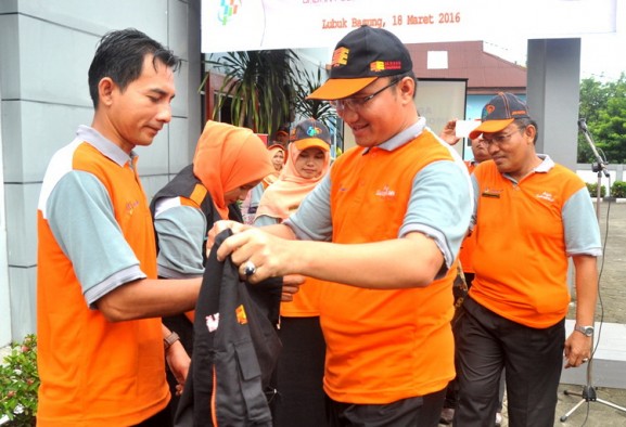Wabup Agam pasangkan baju petugas lapangan SE2016