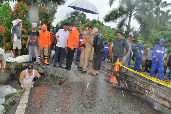  Anggota DPR RI Ade Rezky Pratama (berbaju putih) saat meninjau Jembatan Kuraitaji