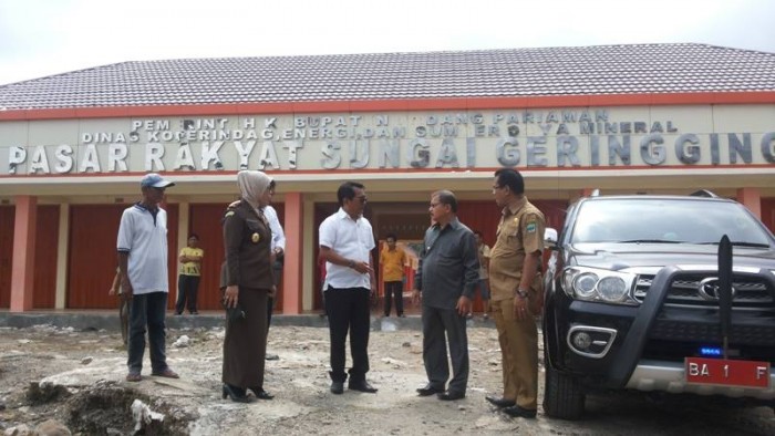 Bupati Ali Mukhni, Anggota DPR RI John Kenedi Azis dan Kajari Yulitaria meninjau Pasar Sungai Geringging