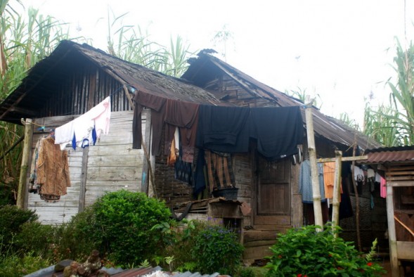 Rumah reot yang dihuni Yusnidar dan anak-anaknya