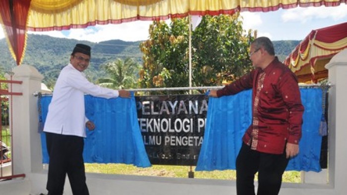 Ketua LIPI Iskandar Zulkarnain dan Wabup Agam Trinda Farhan Satria buka selubung