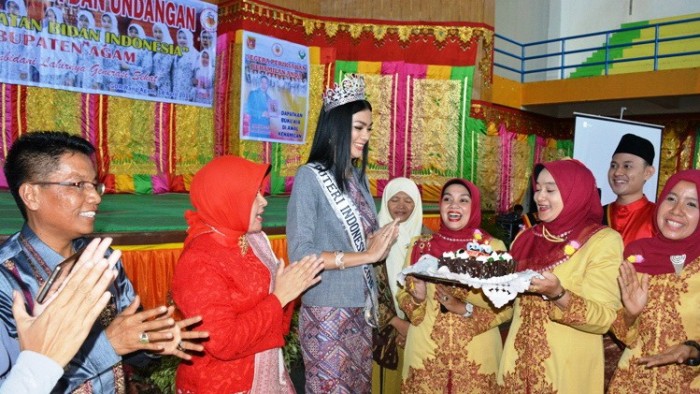 Kue ulang tahun untuk Putri Indonesia dari Pemkab Agam.