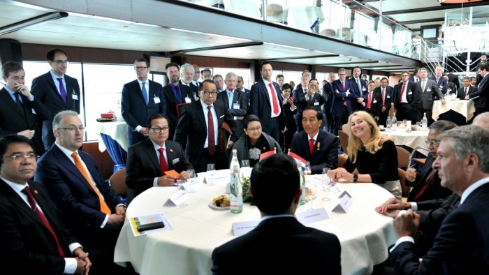 Presiden Jokowi saat di Port Rotterdam, Belanda (22/4). Foto: (Humas/Rahmat)