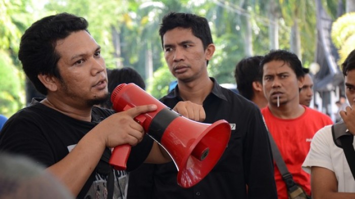 Roni Saputra, Direktur LBH Pers Padang saat unjuk rasa