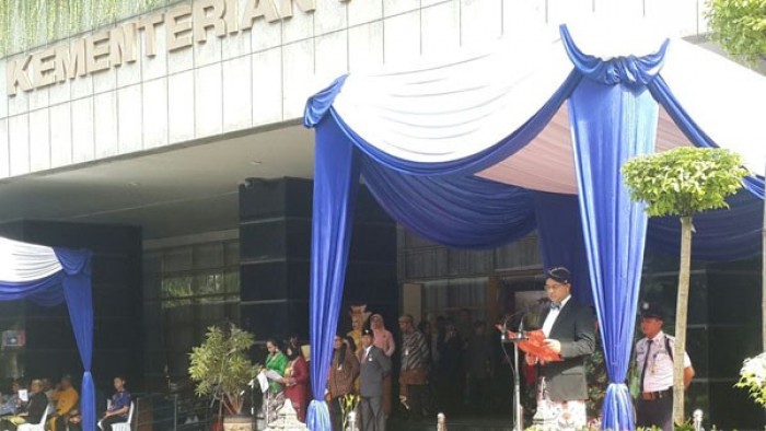 Mendikbud Anies Baswedan mengenakan pakaian adat saat menjadi Irup Hardiknas, di kantor KemdIkbud, Jakarta, Senin (2/5) pagi