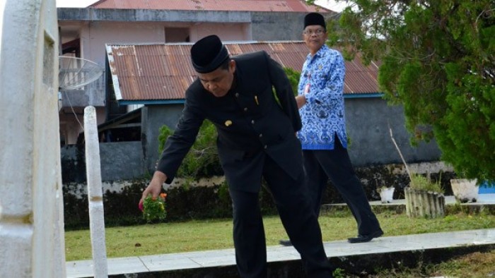 Walikota Pariaman menaburkan bunga di Taman Makam Pahlawan Pariaman