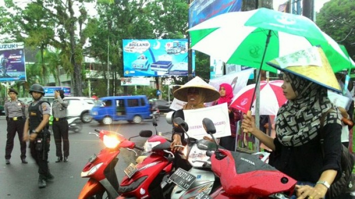 Women’s Crisis Center (WCC) Nurani Perempuan, Padang, Sumatera Barat menggelar aksi menyuarakan penolakan kekerasan terhadap perempuan di Padang