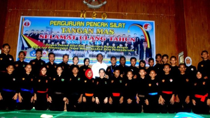 Pelatih silat Tangan Mas berfoto bersama sebelum pertandingan
