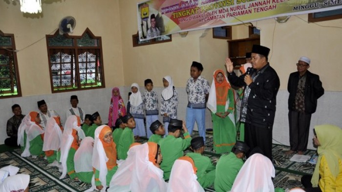 Tim Juri didikan subuh Provinsi Sumbar sedang menanyakan beberapa pertanyaan pada murid MDTA 