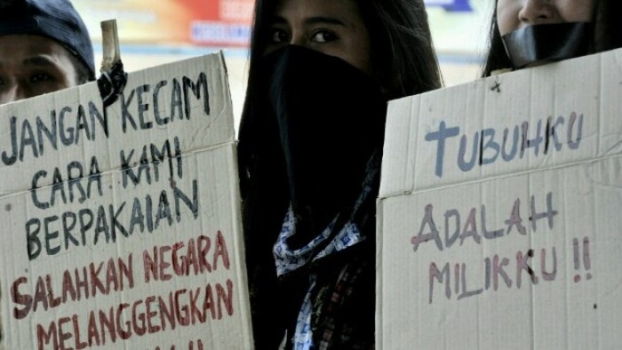 Demontrasi dan mengecam kekerasan seksua