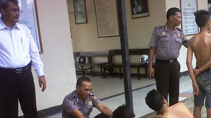 Ilustrasi: Sedang asyik mengisap uap lem (ngelem), tiga remaja tanggung digerebek Polsek Matur.