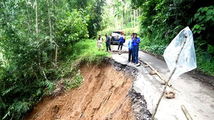 Badan jalan yang terban di di Jorong Palembayan Tangah, Nagari Ampek Koto, Kecamatan Palembayan, menunggu perbaikan.
