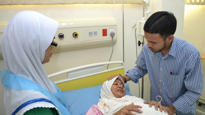 Tidak jarang seorang petugas yang melayani pesalinan, merasa stres. Begitu juga sang ibu yang akan melahirkan.