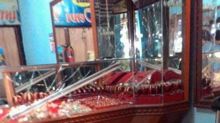 Toko Mas Dewi Murni di Jalan Apel Raya, Belimbing, yang disasar kawanan bandit berpistol