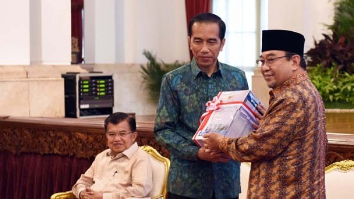 Presiden Joko Widodo menerima Laporan Hasil Pemeriksaan BPK atas Laporan LKPP tahun 2015 dari Ketua BPK Harry Azhar, Senin (6/6) pagi, di Istana Negara, Jakarta. (Foto: Humas/Jay)
