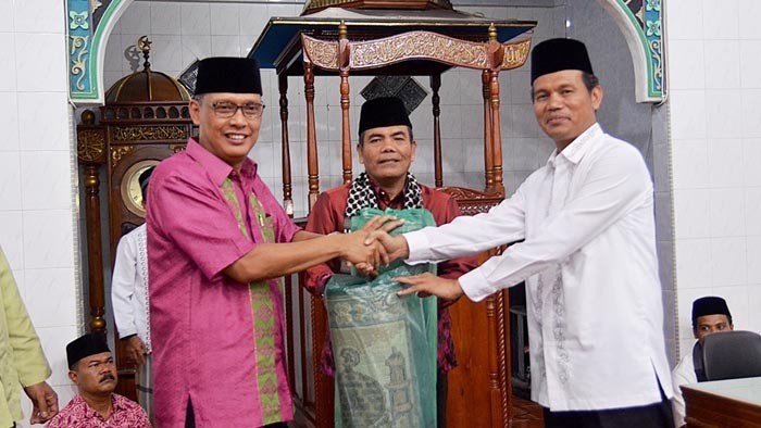 Rektor Unand Tafdil Husni menyerahkan bantuan untuk Masjid Raya Marabau
