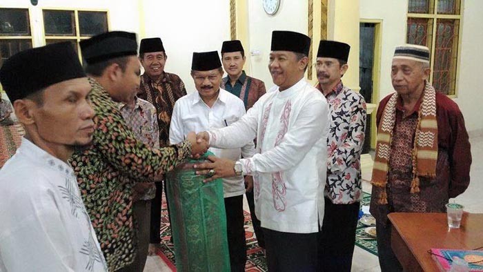  

Ketua TSR Dwi Samudji, SH MH menyerahkan bantuan uang dan tikar shalat kepada Pengurus Masjid Raya Bisati  