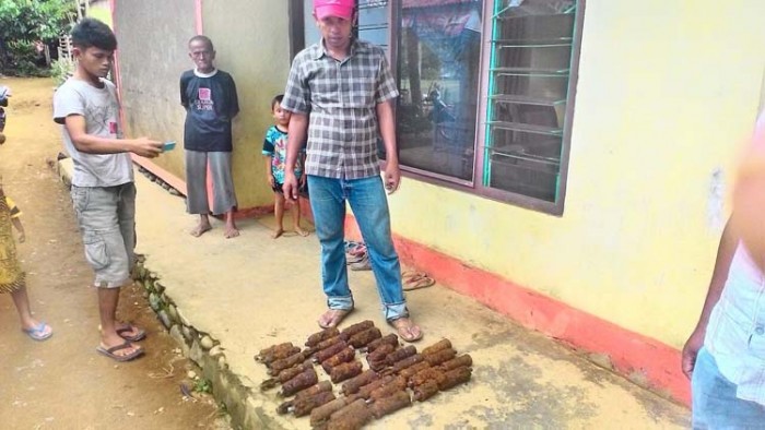 32 butir mortir tampak sudah berkarat ditemukan seorang warga di Ranah Pesisir (Foto Okis)