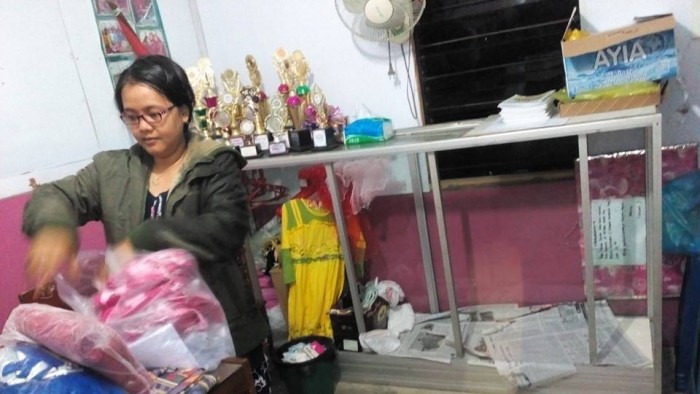 Kondisi TK Islam Smart Padang. Air sudah sudah mencapai ketimggian 50 cm. Gurunya memindahkan barang-barang (foto
Hanie Afyu Frear Aldo)