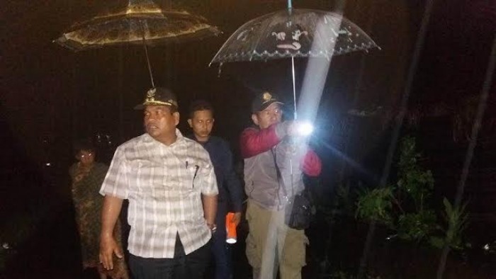 Wabup Suhatri Bur di lokasi banjir Korong Kasai, Nagari Kasang, Batang Anai, Jumat dini hari (17/6)