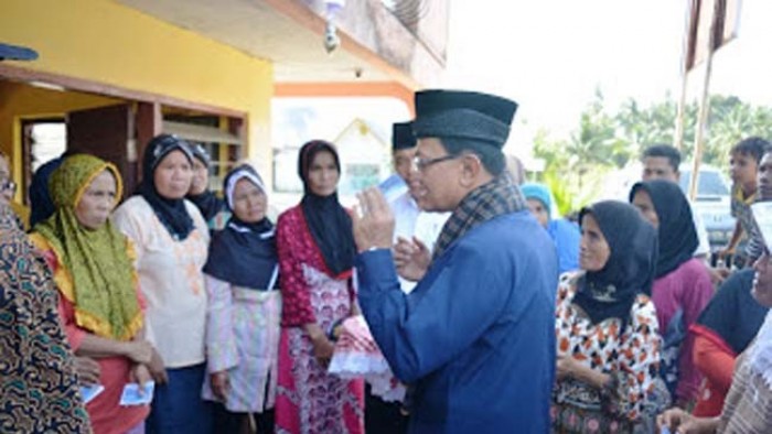 Bupati Agam serahkan voucher Ramadan kepada KK miskin.