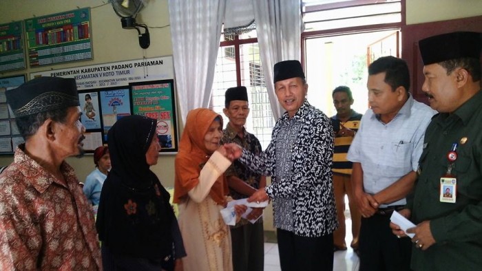 Kepala Kantor Kementerian Agama, Masrican, menyerahkan paket zakat di Kecamatan V Koto 